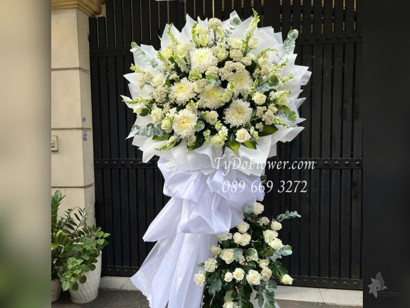KCB0425348 KỆ HOA TANG LỄ VÒNG HOA CHIA BUỒN Kính Viếng Thiết kế 02 tầng Hoa Hồng Trắng, Hoa Cúc, Mõm Sói