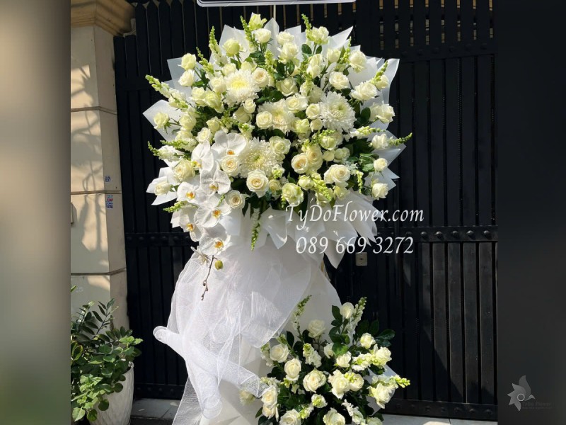 KCB0425349 KỆ HOA TANG LỄ VÒNG HOA CHIA BUỒN Kính Viếng Thiết kế 02 tầng Hoa Hồng Trắng, Hoa Cúc, Mõm Sói, Lan Hồ Điệp