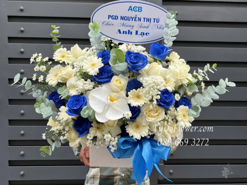 G0425352 GIỎ HOA MỪNG SINH NHẬT Thiết kế gam màu trăng xanh dương, Hoa Hồng, Đồng Tiền Mini, Lan Hồ Điệp