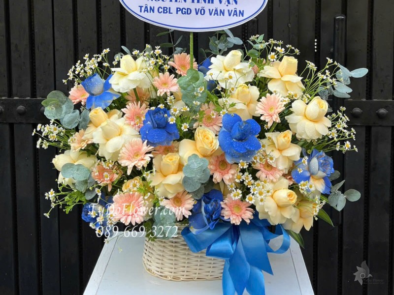 G0525389 GIỎ HOA CHÚC MỪNG Thiết kế gam màu vàng xanh dương, Hoa Hồng Vàng Victor, Hoa Hồng Xanh, Đồng Tiền Mini