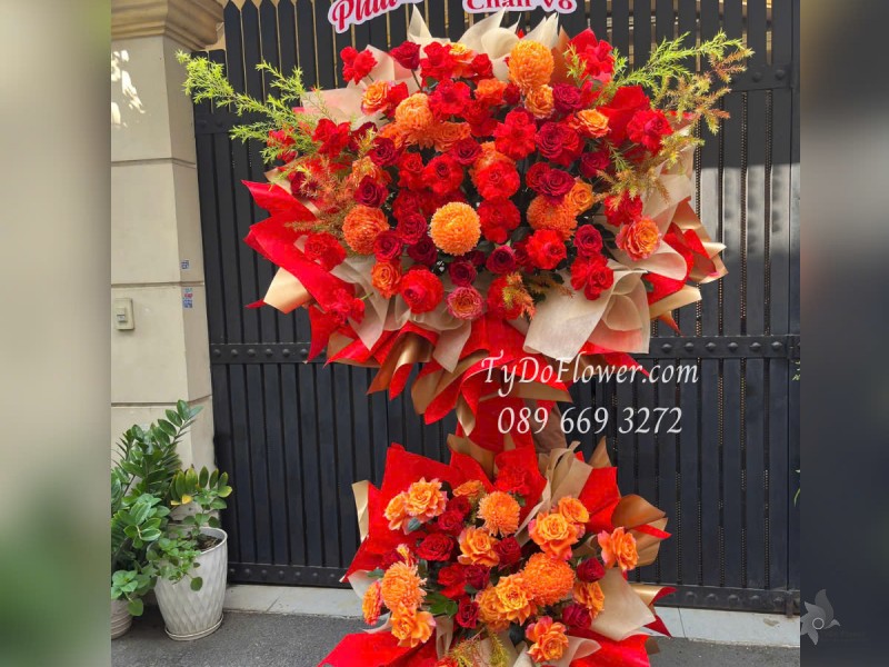 KCM0525421 KỆ HOA CHÚC MỪNG KHAI TRƯƠNG PHÁT LỘC Thiết kế 3D gam màu đỏ cam, chủ đạo Hoa Hồng Đỏ Ecuador, Đỏ Pháp, Hoa Hồng Cam Spirit, Hoa Hồng Cam Quốc Vương, Cúc Mẫu Đơn Cam