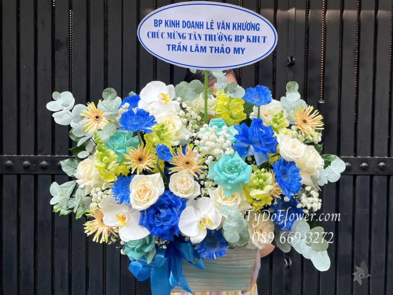 G0525423 GIỎ HOA CHÚC MỪNG Thiết kế gam màu trắng xanh dương, chủ đạo Hoa Hồng, Đồng Tiền, Lan Hồ Điệp