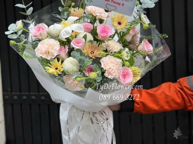 B0625482 BÓ HOA CHÚC MỪNG SINH NHẬT Thiết kế gam màu Pastel phối hợp hoa ngẫu nhiên
