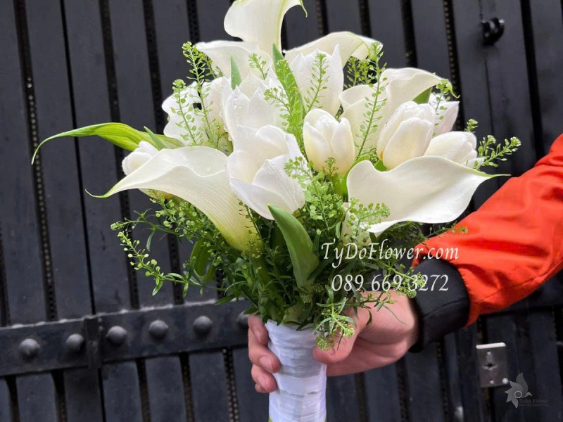 B0625486 HOA CƯỚI CẦM TAY CÔ DÂU Thiết kế Tulip Trắng, Rum Trắng Tặng kèm 02 cài áo Tulip