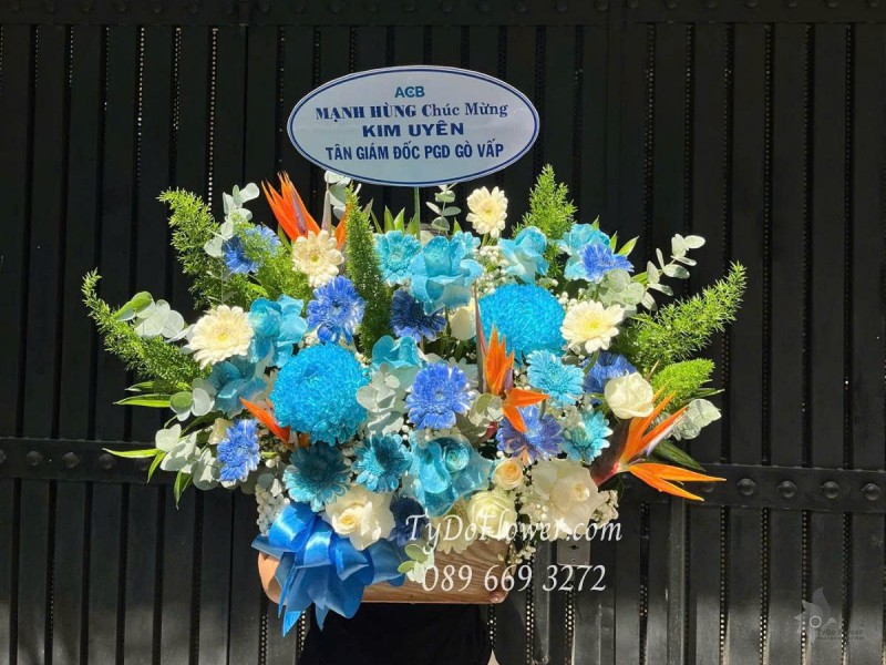 G0625495 GIỎ HOA CHÚC MỪNG KHAI TÂN GIÁM ĐỐC Thiết kế gam màu trắng xanh dương, chủ đạo Hoa Hồng, Cúc Mẫu Đơn