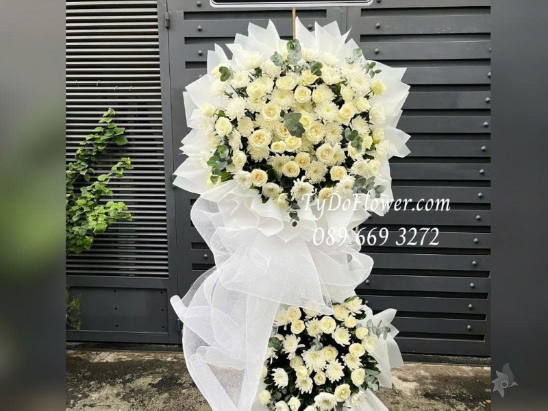 KCB0625500 KỆ HOA TANG LỄ VÒNG HOA CHIA BUỒN Thành Kính Phân Ưu thiết kế 02 tầng hoa hồng trắng, hoa cúc trắng