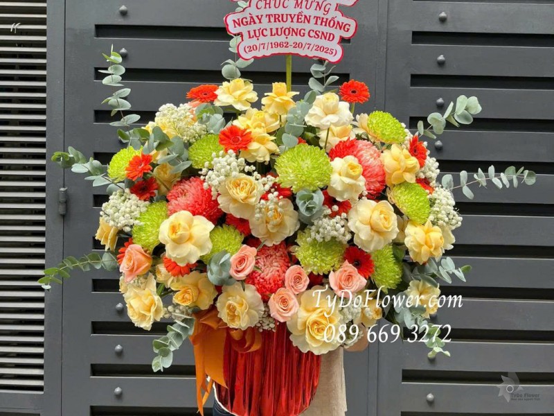 G0725538 GIỎ HOA CHÚC MỪNG NGÀY TRUYỀN THỐNG Thiết kế Hoa Hồng Vàng Victor, Cúc Xanh Cốm, Cúc Mẫu Đơn