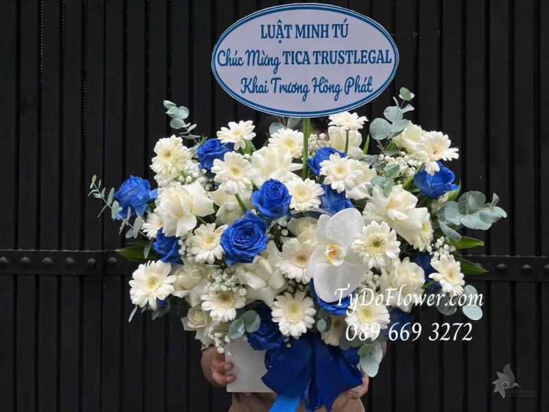 G0725540 GIỎ HOA CHÚC MỪNG KHAI TRƯƠNG HỒNG PHÁT Thiết kế gam màu trắng xanh dương