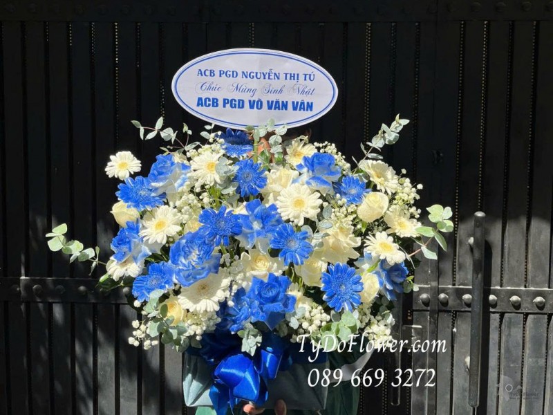 G0725541 GIỎ HOA CHÚC MỪNG KHAI TRƯƠNG HỒNG PHÁT Thiết kế gam màu trắng xanh dương