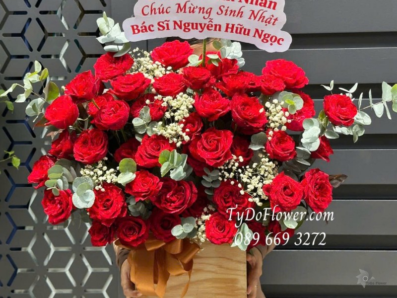 G0825559 GIỎ HOA CHÚC MỪNG SINH NHẬT Thiết kế Hoa Hồng Đỏ Red Ohara Rose