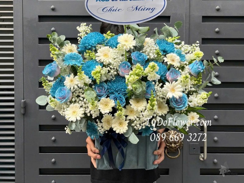 G0825560 GIỎ HOA CHÚC MỪNG Thiết kế gam màu trắng xanh dương, hoa hồng, đồng tiền, mõm sói