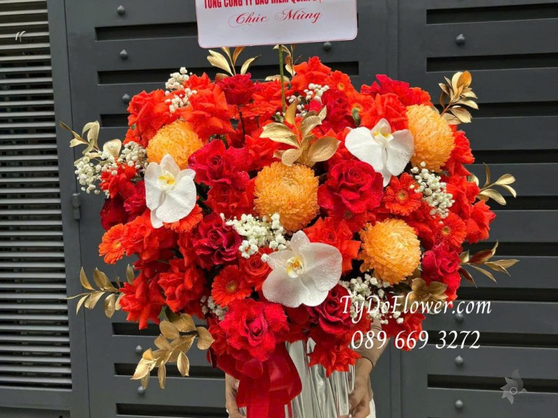 G0825562 GIỎ HOA CHÚC MỪNG Thiết kế gam màu đỏ cam, hoa hồng đỏ Ecuador gấp cánh, cúc mẫu đơn cam, lan hồ điệp