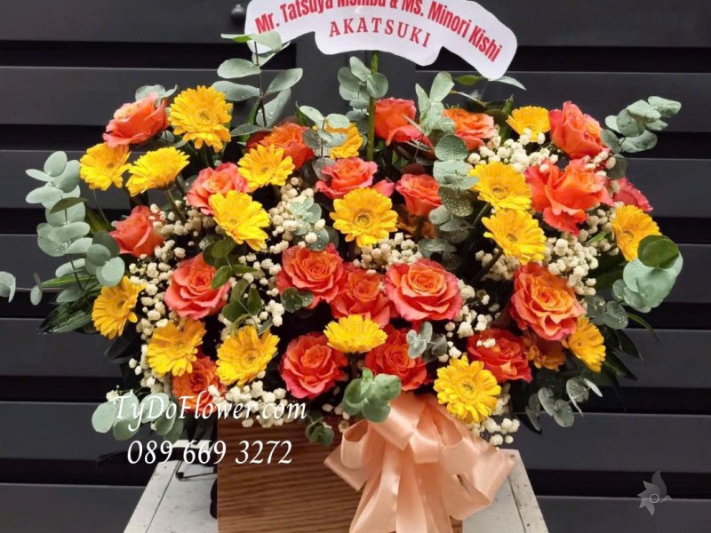 G0825570 GIỎ HOA CHÀO MỪNG Thiết kế Hoa Hồng Cam Spirit, Đồng Tiền Mini Vàng