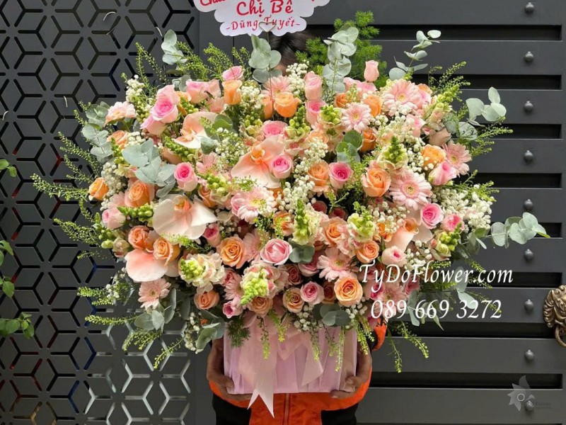 G0825571 GIỎ HOA CHÚC MỪNG SINH NHẬT Thiết kế gam màu Pastel, Hoa Hồng Cam Shimmer, Lạc Thần
