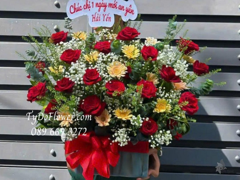 G0825575 GIỎ HOA CHÚC MỪNG Thiết kế Hoa Hồng Đỏ, Đồng Tiền Cam