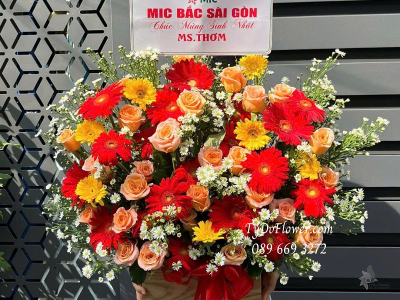 G0825653 GIỎ HOA CHÚC MỪNG SINH NHẬT Thiết kế hoa đồng tiền đỏ vàng, hoa hồng cam