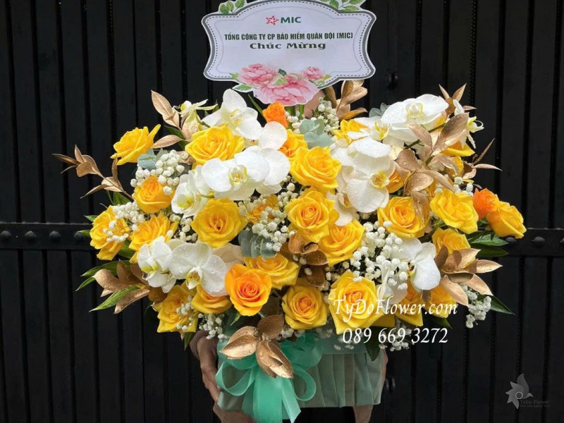 G0925682 GIỎ HOA CHÚC MỪNG Thiết kế hoa hồng vàng Gold, lan hồ điệp