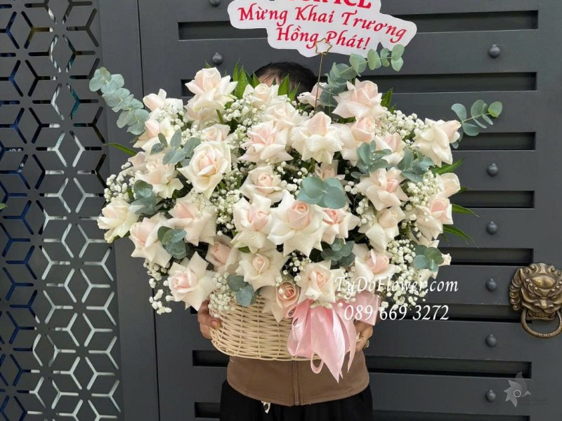G0925695 GIỎ HOA CHÚC MỪNG KHAI TRƯƠNG HỒNG PHÁT Thiết kế hoa hồng kem gấp cánh, baby trắng