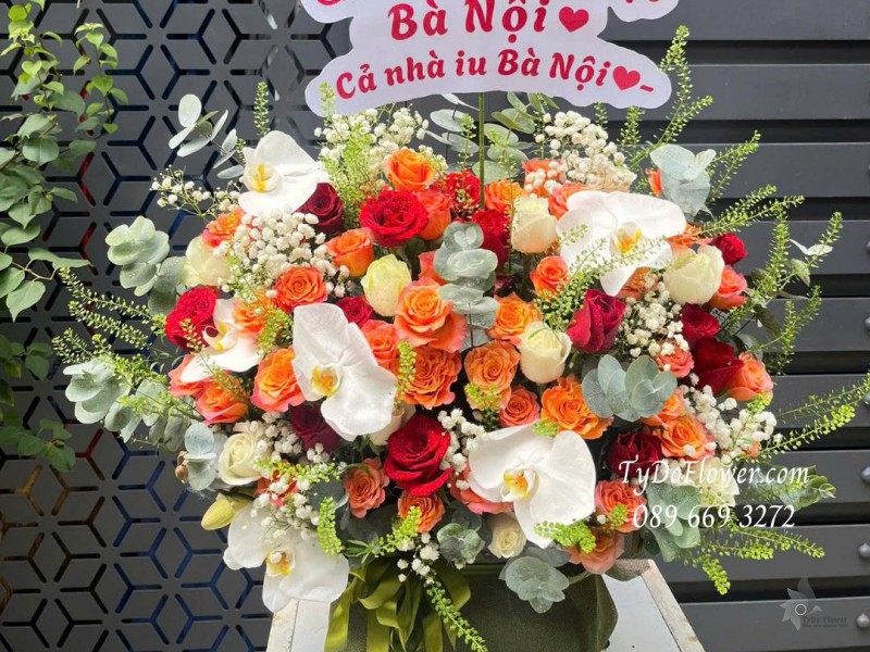 G0925702 GIỎ HOA CHÚC MỪNG SINH NHẬT Thiết kế hoa hồng đỏ Ecuador, cam Spirit, hoa hồng trắng, lan hồ điệp