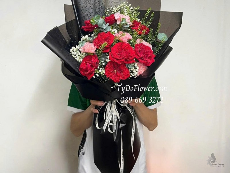 B0925719 BÓ HOA CHÚC MỪNG Thiết kế hoa hồng đỏ Red Ohara, phăng hồng