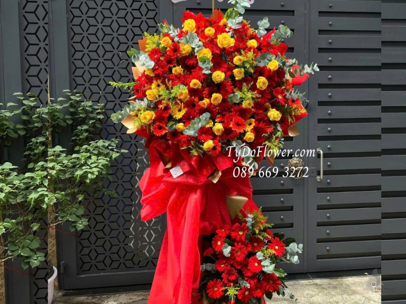 KCM0925728 KỆ HOA CHÚC MỪNG KHAI TRƯƠNG Thiết kế hoa hồng vàng Gold, đồng tiền đỏ, trên nền giấy mỹ thuật cao cấp