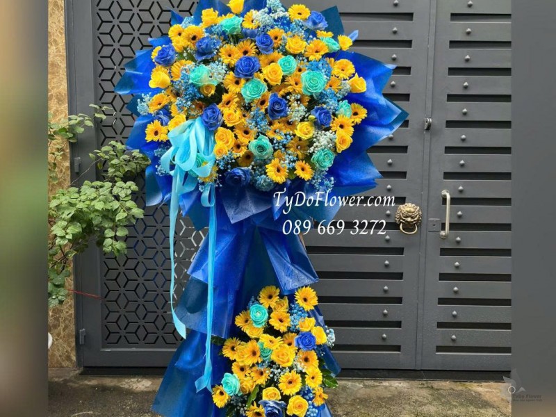 KCM0925729 KỆ HOA CHÚC MỪNG KHAI TRƯƠNG Thiết kế hoa hồng xanh dương, hoa hồng vàng Gold, đồng tiền vàng