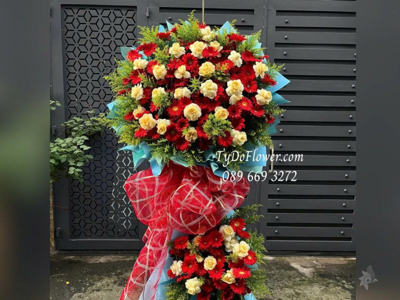 KCM0925731 KỆ HOA CHÚC MỪNG KHAI TRƯƠNG HỒNG PHÁT Thiết kế hoa hồng vàng Victor, đồng tiền đỏ