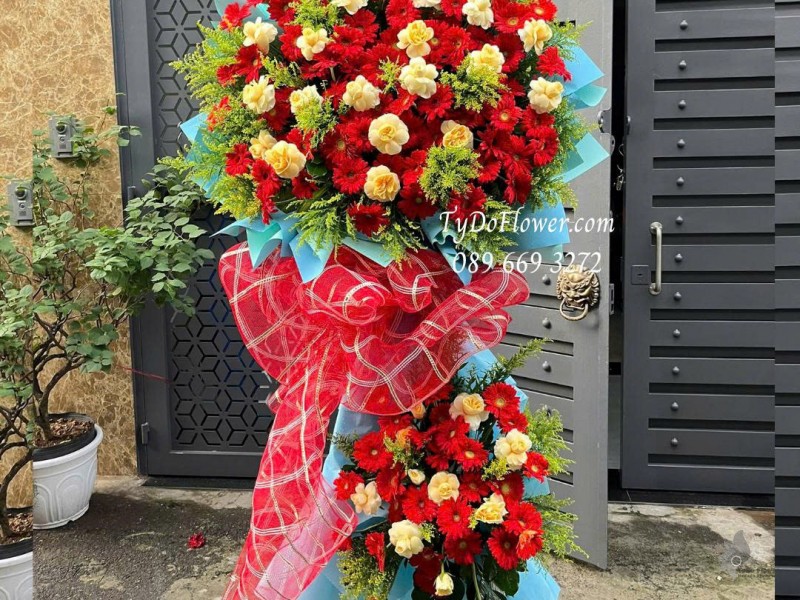 KCM0925732 KỆ HOA CHÚC MỪNG Thiết kế hoa hồng vàng Victor, đồng tiền đỏ trên nền giấy mỹ thuật hiện đại