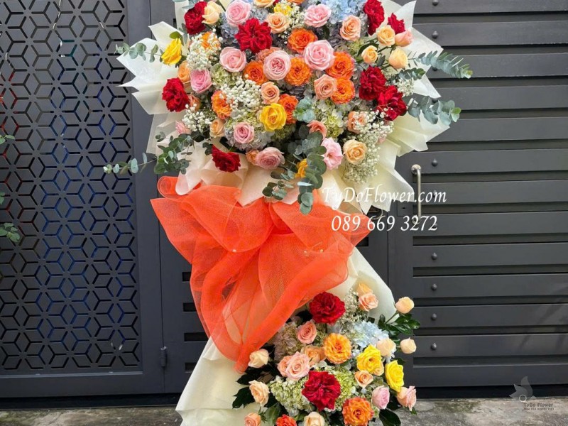 KCM0925733 KỆ HOA CHÚC MỪNG Thiết kế hoa ngũ sắc đỏ hồng vàng cam xanh, phối loại hoa ngẫu nhiên trên nền giấy mỹ thuật hiện đại