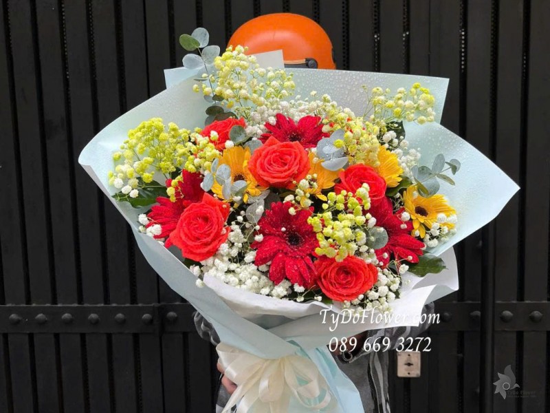 B1025779 BÓ HOA MỪNG Thiết kế gam màu đỏ vàng, loại hoa phối ngẫu nhiên