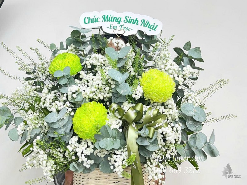 G1025794 GIỎ HOA MỪNG SINH NHẬT Thiết kế Hoa Cúc Mẫu Đơn xanh cốm, baby trắng