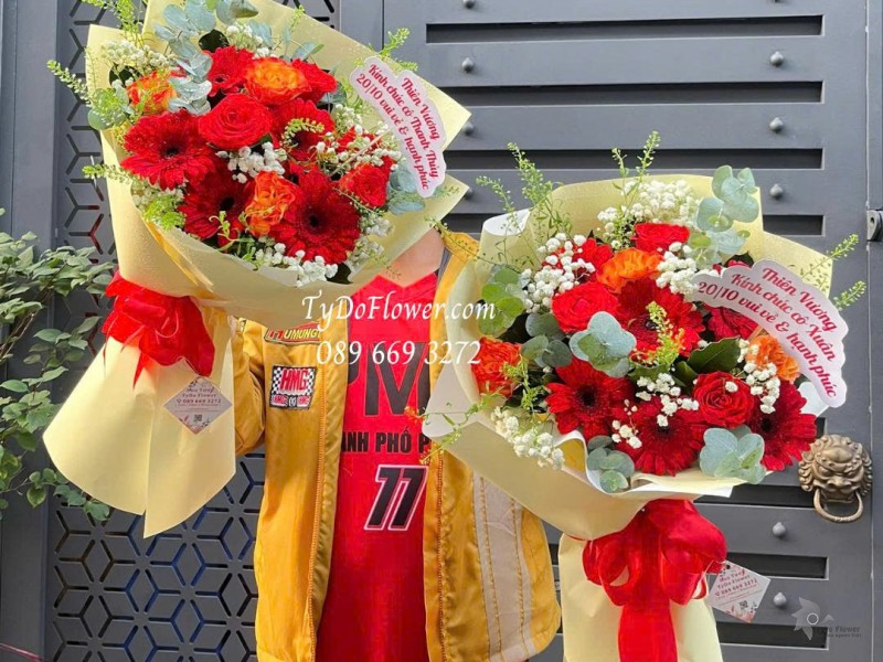 B1025799 ĐẶT TỪ 02 BÓ HOA CHÚC MỪNG Thiết kế hoa hồng đỏ cam, đồng tiền đỏ