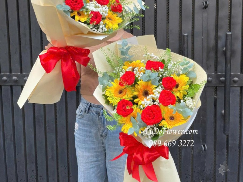 B1025801 ĐẶT TỪ 02 BÓ HOA CHÚC MỪNG Thiết kế hoa hồng đỏ, đồng tiền vàng