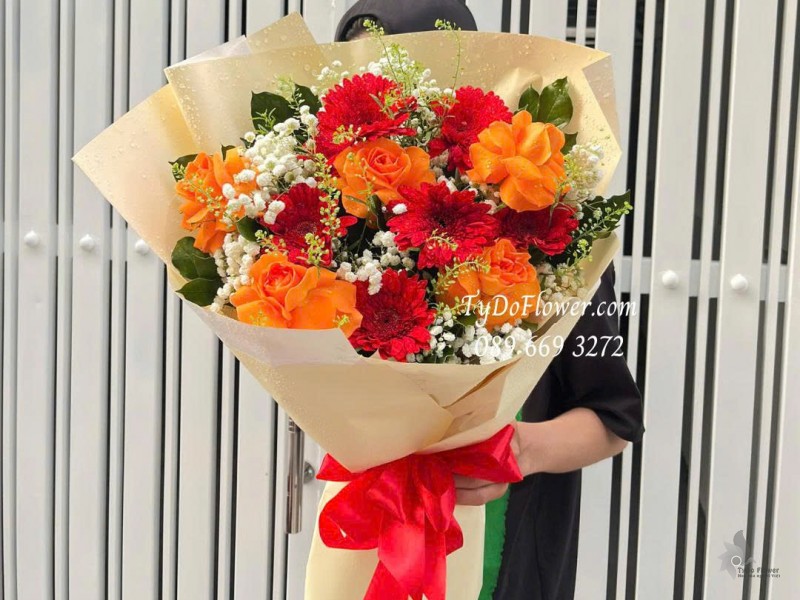 B1025803 BÓ HOA CHÚC MỪNG Thiết kế hoa hồng cam, đồng tiền đỏ