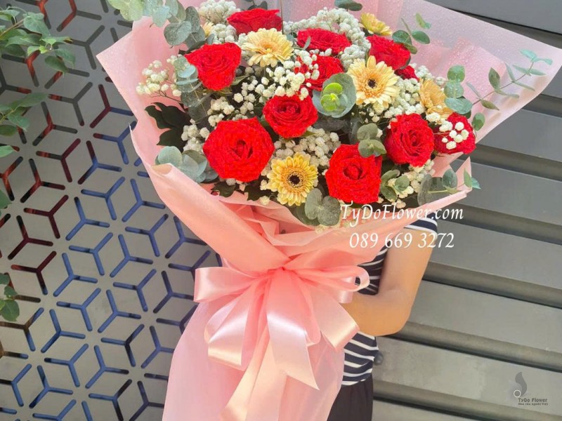 B1025805 BÓ HOA CHÚC MỪNG Thiết kế hoa hồng đỏ, đồng tiền mini cam