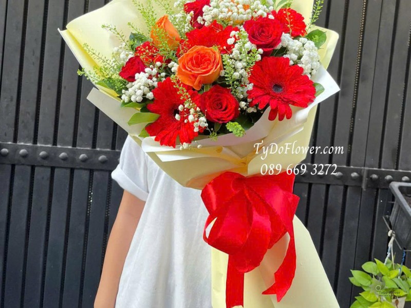 B1025806 BÓ HOA CHÚC MỪNG Thiết kế hoa hồng đỏ cam, đồng tiền đỏ