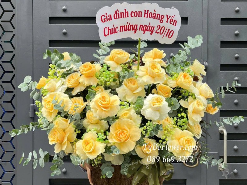 G1025812 GIỎ HOA CHÚC MỪNG Thiết kế hoa hồng vàng Victor