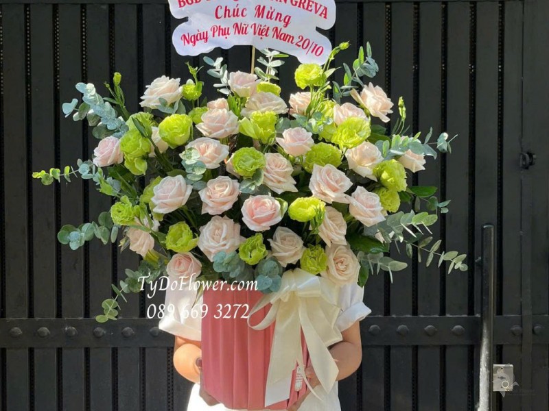 G1025813 GIỎ HOA CHÚC MỪNG Thiết kế hoa hồng kem, cát tường xanh