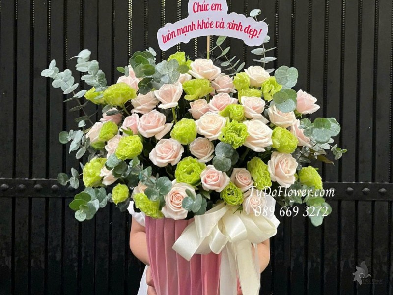 G1025817 GIỎ HOA CHÚC MỪNG Thiết kế hoa hồng kem, cát tường xanh