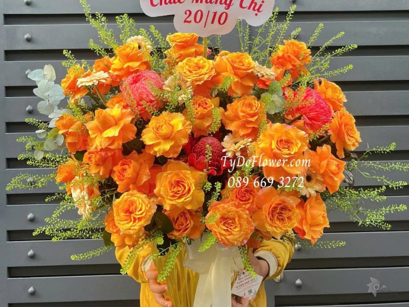 G1025818 GIỎ HOA CHÚC MỪNG Thiết kế hoa hồng Cam Quốc Vương, Cúc Mẫu Đơn Đỏ