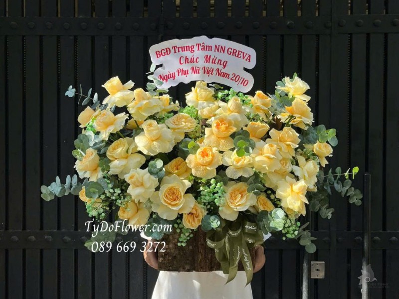 G1025820 GIỎ HOA CHÚC MỪNG Thiết kế hoa hồng vàng Victor