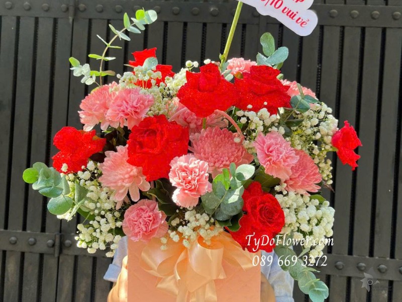 G1025822 GIỎ HOA CHÚC MỪNG Thiết kế hoa hồng đỏ Ecuador, cúc nhuộm màu, phăng hồng