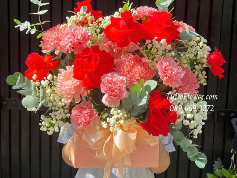 G1025823 GIỎ HOA CHÚC MỪNG Thiết kế hoa hồng đỏ Ecuador, cúc nhuộm màu, phăng hồng