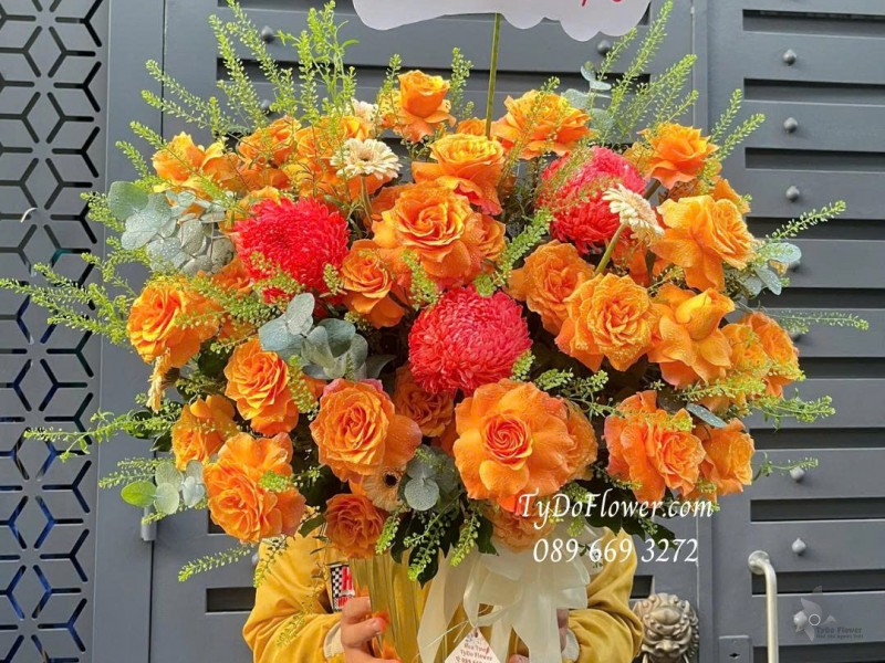 G1025824 GIỎ HOA CHÚC MỪNG Thiết kế hoa hồng Cam Quốc Vương, Cúc Mẫu Đơn Đỏ