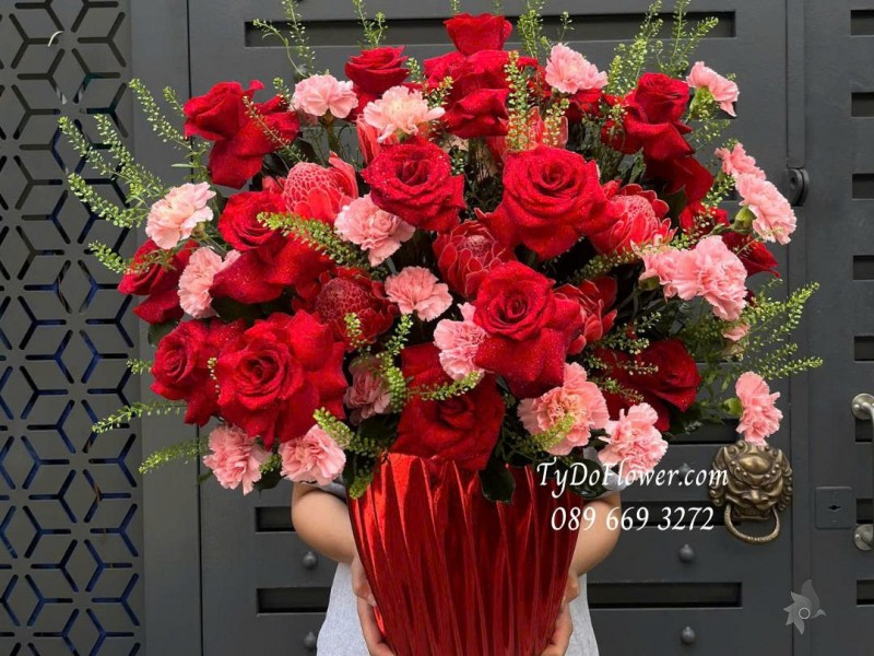 G1025828 GIỎ HOA CHÚC MỪNG Thiết kế hoa hồng đỏ Ecuador, phăng hồng