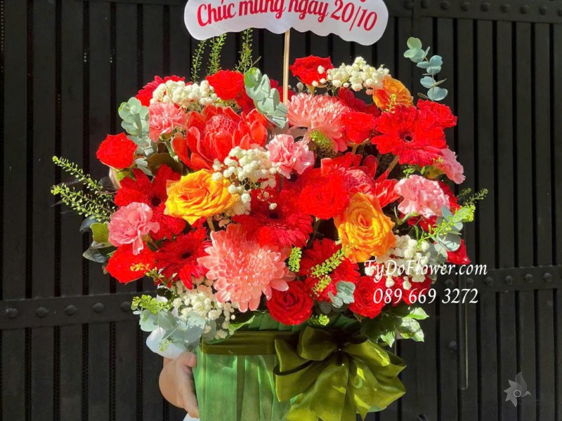 G1025837 GIỎ HOA CHÚC MỪNG Thiết kế hoa hồng đỏ, cúc nhuộm màu, đồng tiền đỏ, phăng hồng