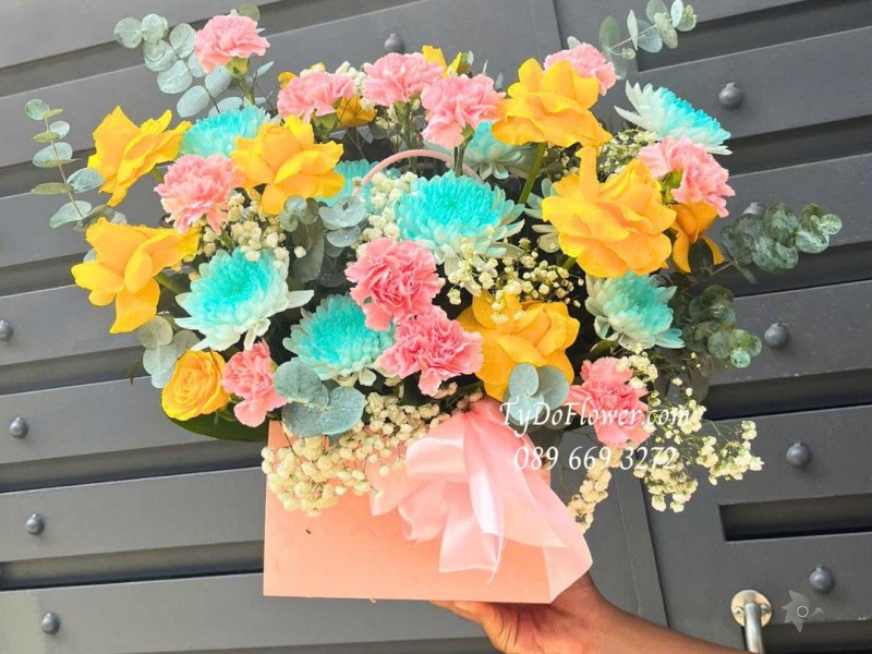 G1025838 GIỎ HOA CHÚC MỪNG Thiết kế hoa hồng vàng, cúc nhuộm màu, phăng hồng