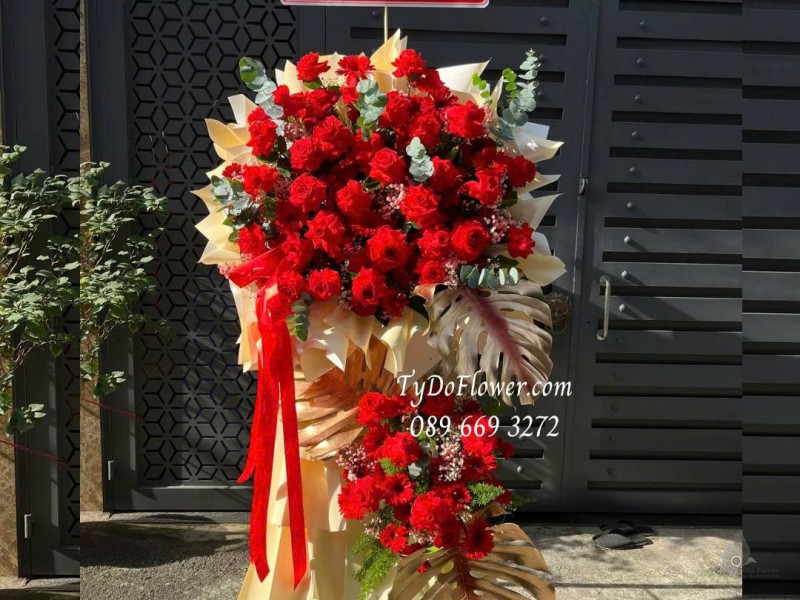 KCM1025842 KỆ HOA CHÚC MỪNG KHAI TRƯƠNG HỒNG PHÁT Thiết kế hoa hồng đỏ Ecuador, lá trầu bà nam mỹ, trên nền giấy mỹ thuật cao cấp