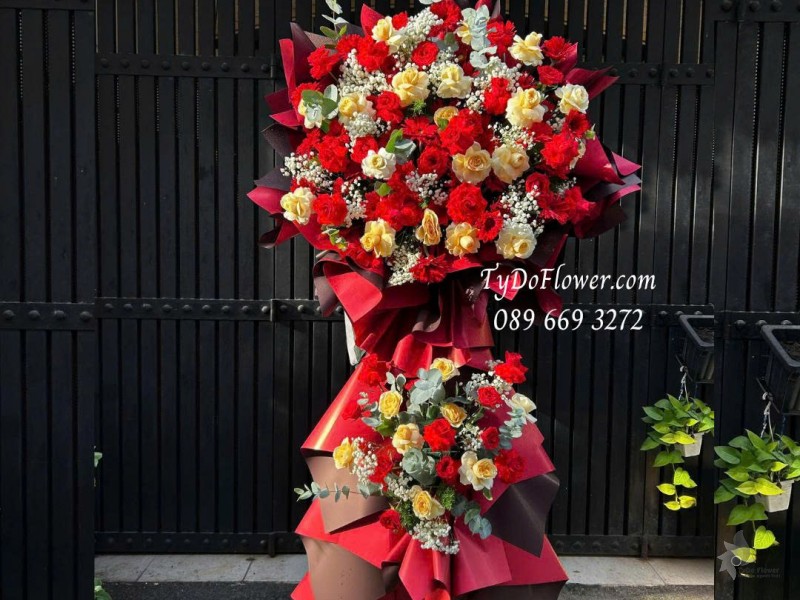 KCM1025844 KỆ HOA CHÚC MỪNG KHAI TRƯƠNG HỒNG PHÁT Thiết kế hoa hồng đỏ Ecuador, hoa hồng vàng Victor, trên nền giấy mỹ thuật cao cấp
