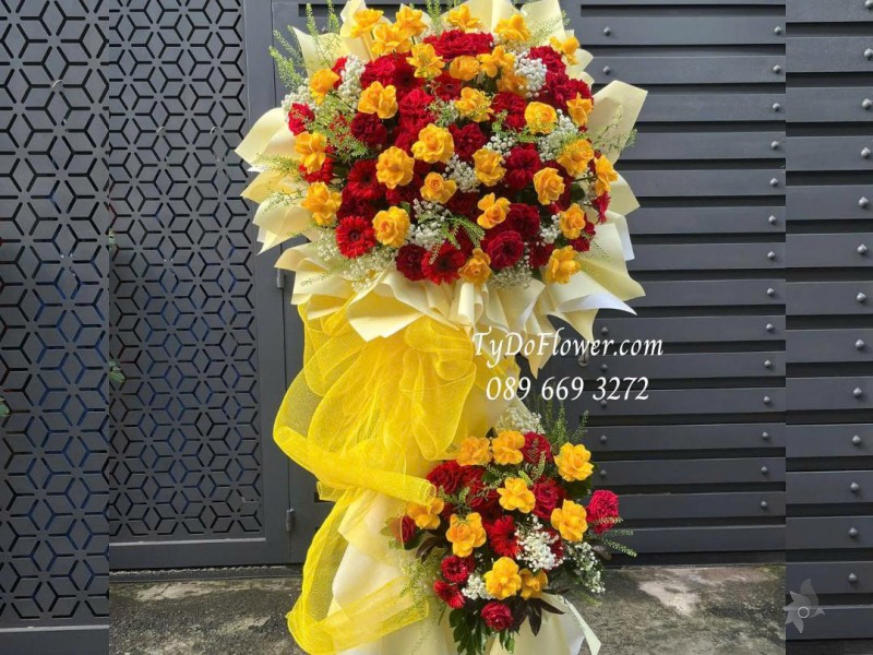 KCM1025845 KỆ HOA CHÚC MỪNG Thiết kế hoa hồng đỏ Red Ohara, vàng Gold, đồng tiền đỏ, trên nền giấy mỹ thuật cao cấp